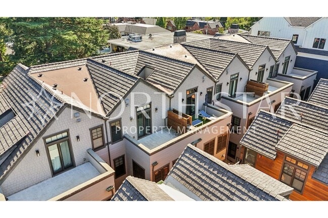 Building Photo - Luxury Living in the Heart of Lake Oswego: Stylish 3-Story Townhouse