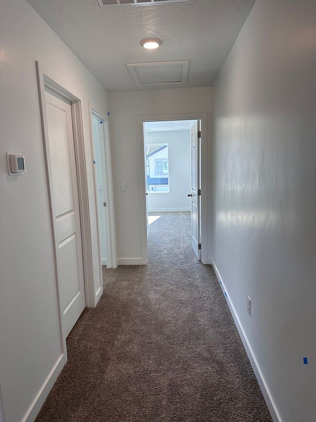 Building Photo - $300 OFF FIRST MONTHS RENT. Dog Friendly! ...