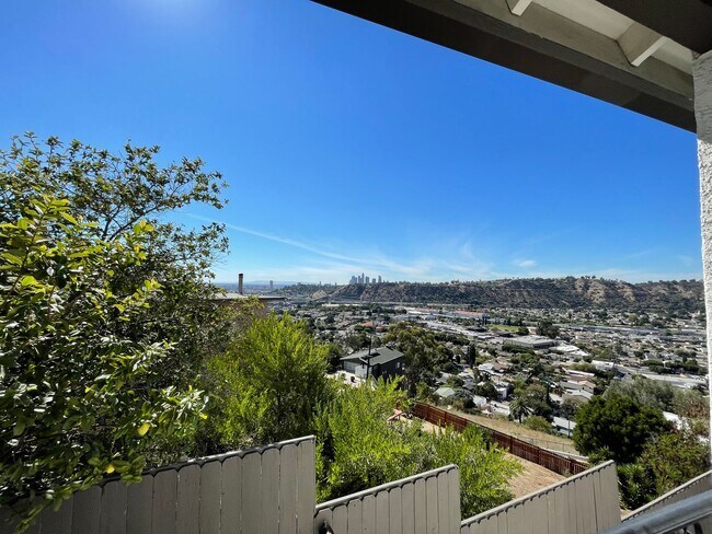 Building Photo - Gorgeous 5 Bed House - Amazing View!