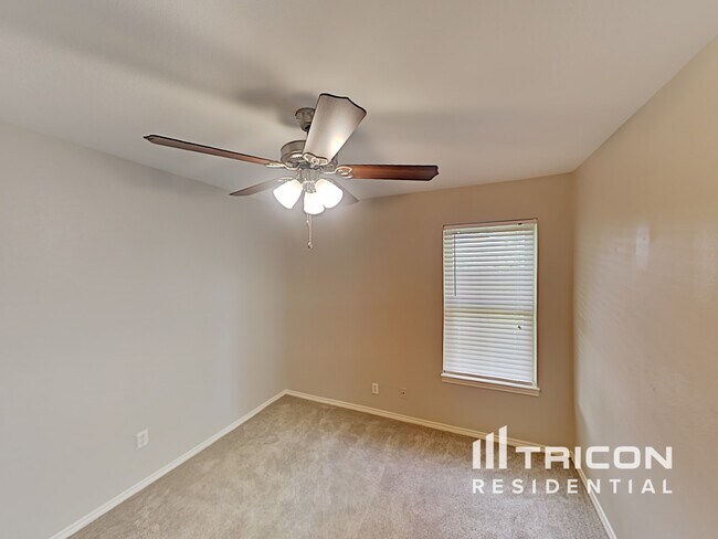 Building Photo - 901 Loganwood Dr
