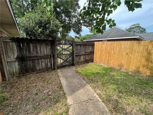 Building Photo - 562 Barcelona Dr