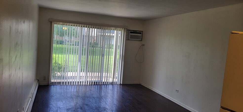 Livingroom - 16W470 Lake Dr