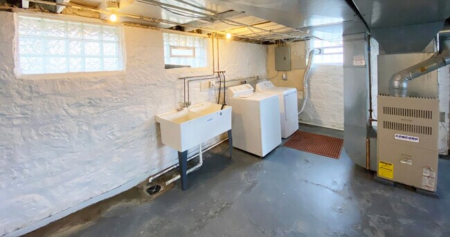 Building Photo - 1520 Maple Rd