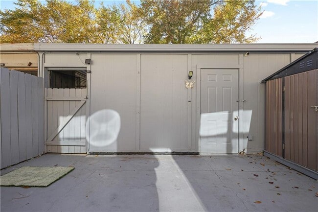 Building Photo - 330 Winding River Dr