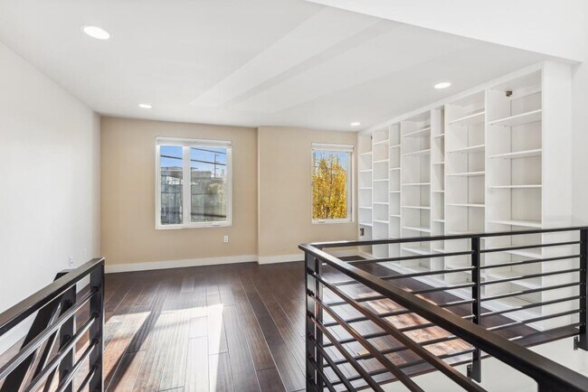 Building Photo - Eastlake Contemporary Townhome - 2 bedrooms