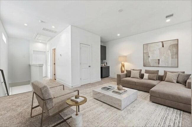 Building Photo - 5841 Dolores St