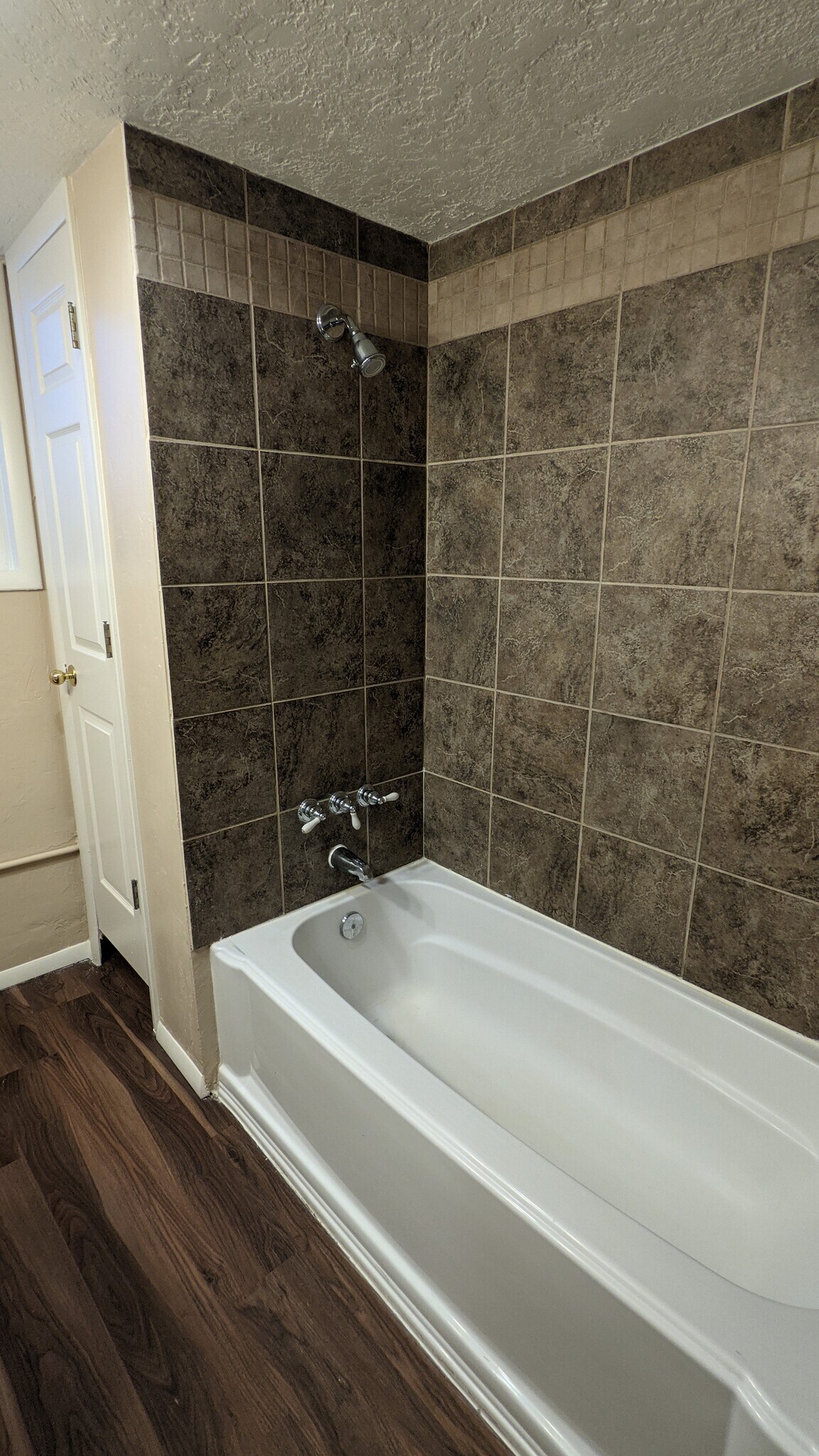 Tub - 7976 W 2820 S