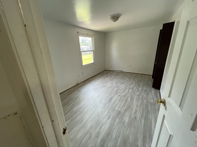 Building Photo - 165 Berehaven Dr