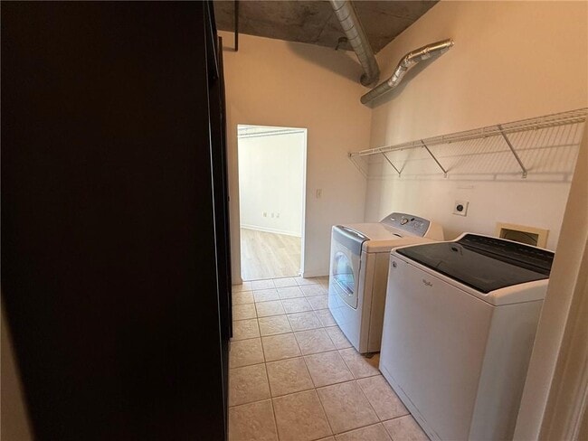 Building Photo - 115 W Peachtree Pl NW