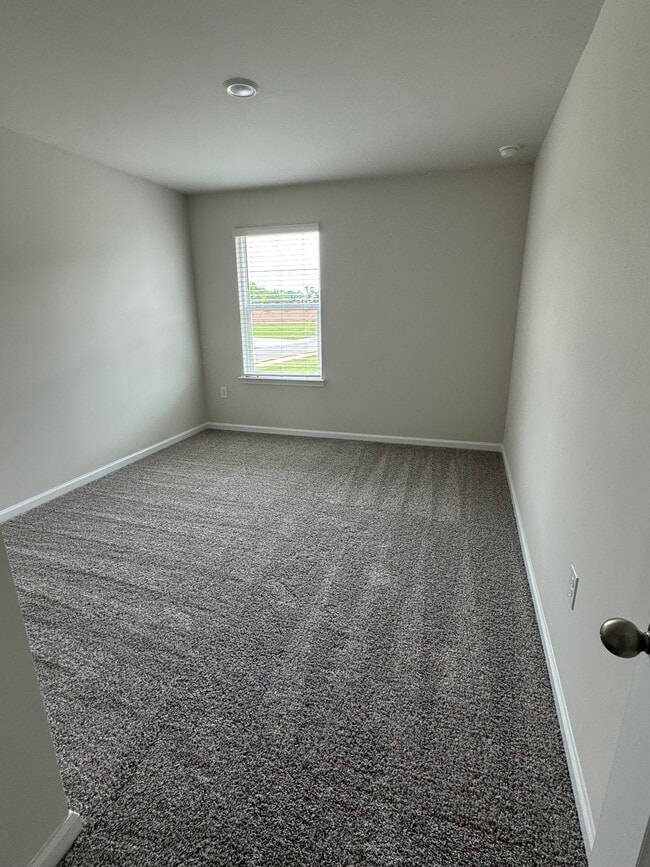 Building Photo - 15 Warwick Ct