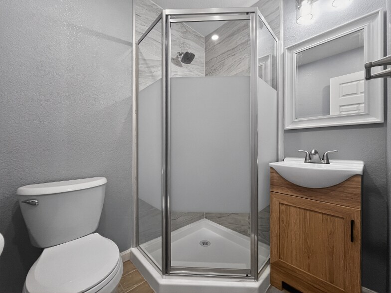 Building Photo - 409 W 18th St