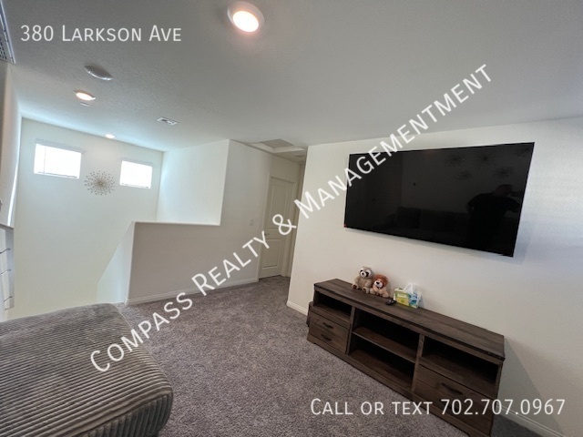 Building Photo - 380 E Larson Ln