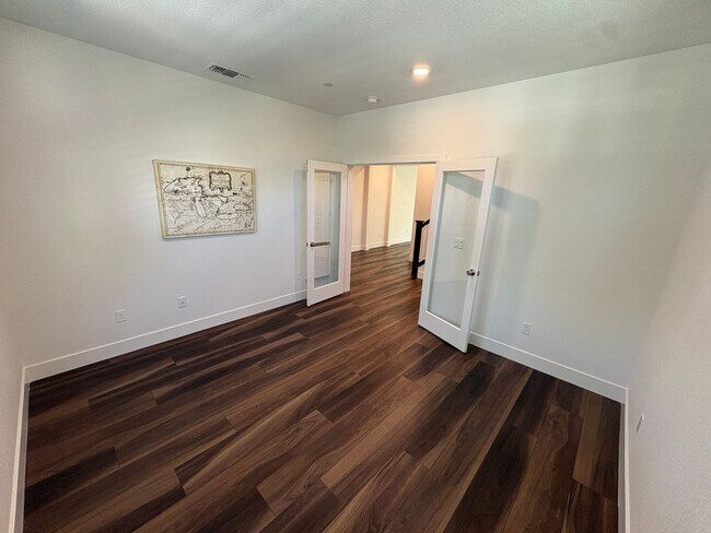Building Photo - Beautiful 4 Bedroom 3 Bath Brentwood Home With SOLAR