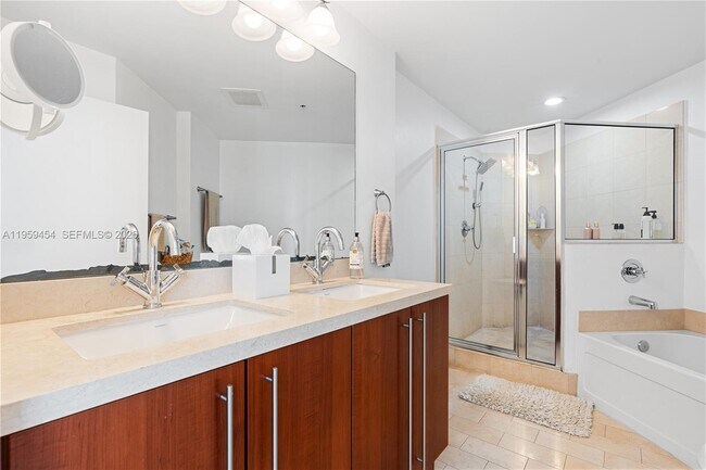 Building Photo - 1111 SW 1st Ave