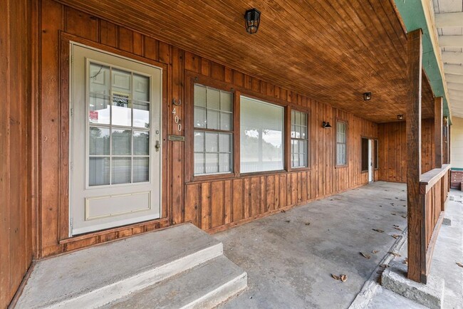 Building Photo - 400 N Elm St