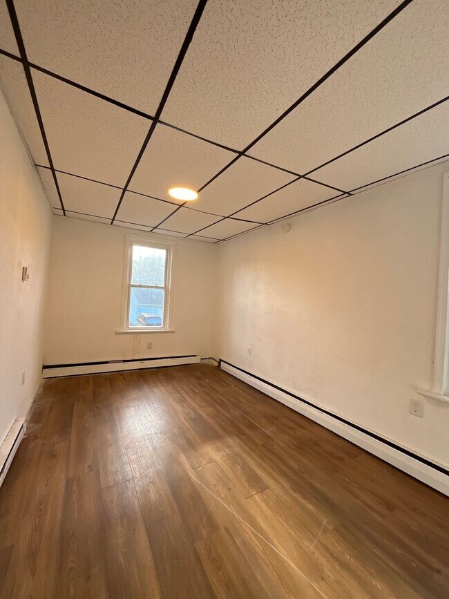 Building Photo - 485 S Walnut St