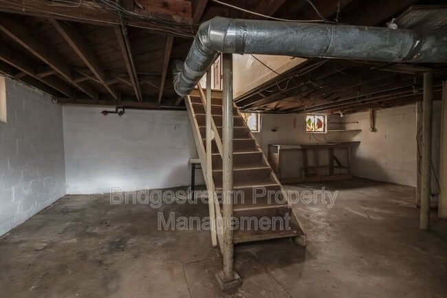 Building Photo - 325 Wallace Dr