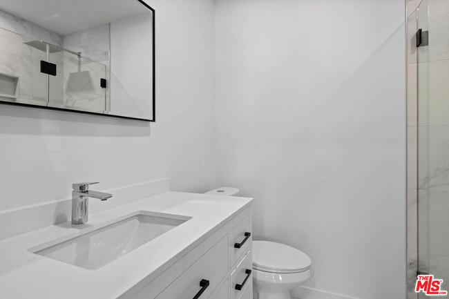 Building Photo - 2447 Beachwood Dr