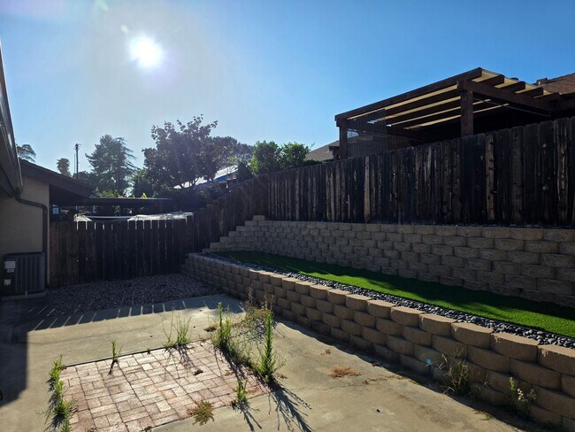 Building Photo - Quiet 3 bedroom 2 bath home in Poway in cul-de-sac in Poway school district