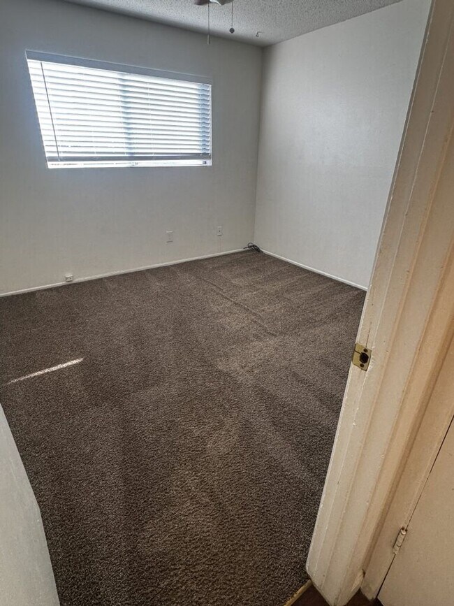 Building Photo - Oakdale-3 bedroom/1 bath Apartment - $300 OFF FIRST MONTH RENT MOVE IN SPECIAL