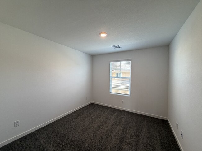 Building Photo - 925 Violet Heron St