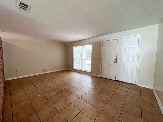 Building Photo - 3/2 House Near UF - Available mid-July 2026!