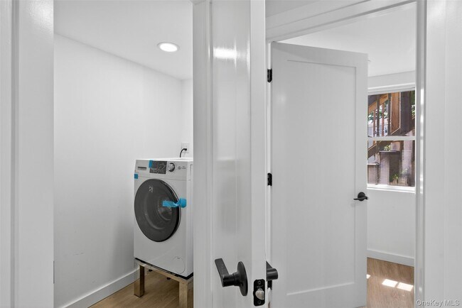 Building Photo - 165 W Main St