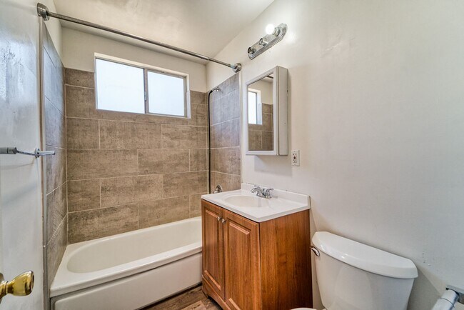 Building Photo - Bright & Comfortable 3BD Home with Great Features