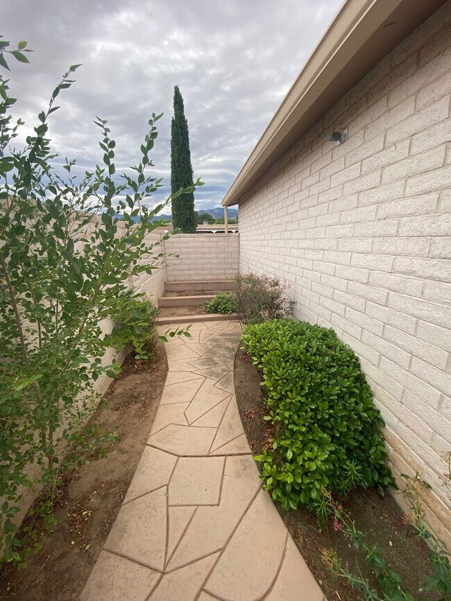 Building Photo - Beautiful 3 Bedroom Home in NE Albuquerque