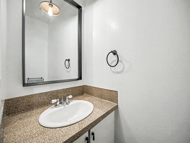 Building Photo - Spacious 2-Story Condo in a Quiet, Well-Located Community!
