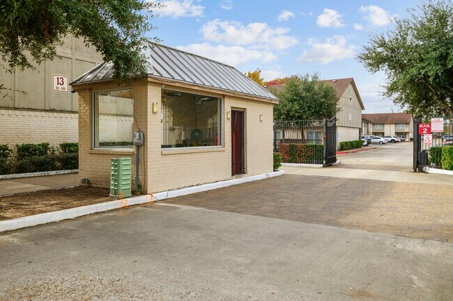 Building Photo - 1701 Upland Dr