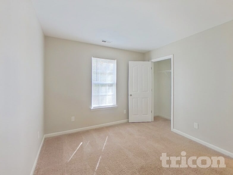 Building Photo - 2856 Oasis Ln