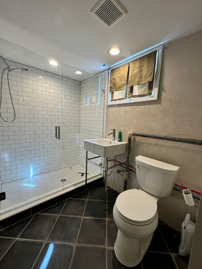 Building Photo - 3 Bedroom in Landsdowne!