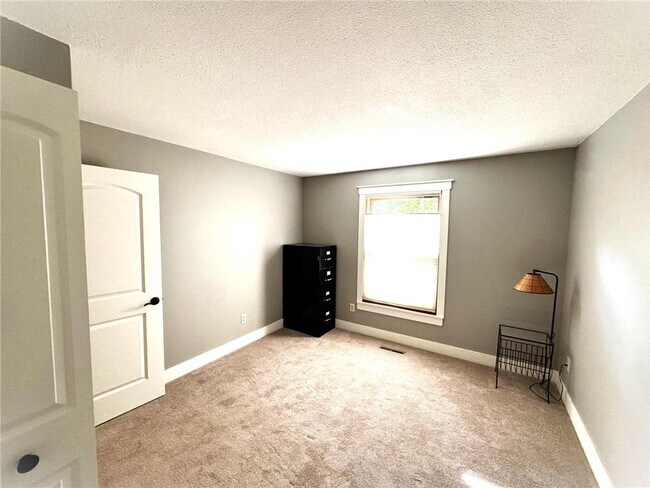 Building Photo - 15565 26th Ave N