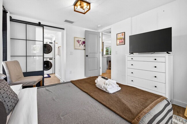 Building Photo - 1317 E Diana St