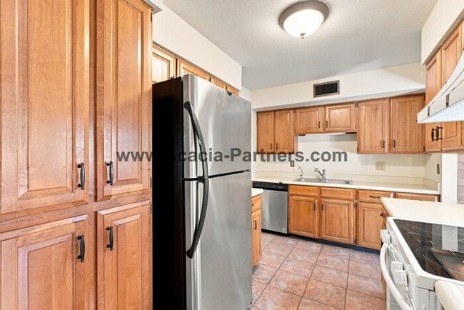 Building Photo - Spacious Three Bedroom/Three Bath Townhome