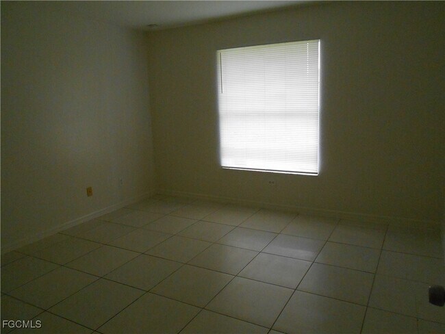 Building Photo - 4944 Golfview Blvd