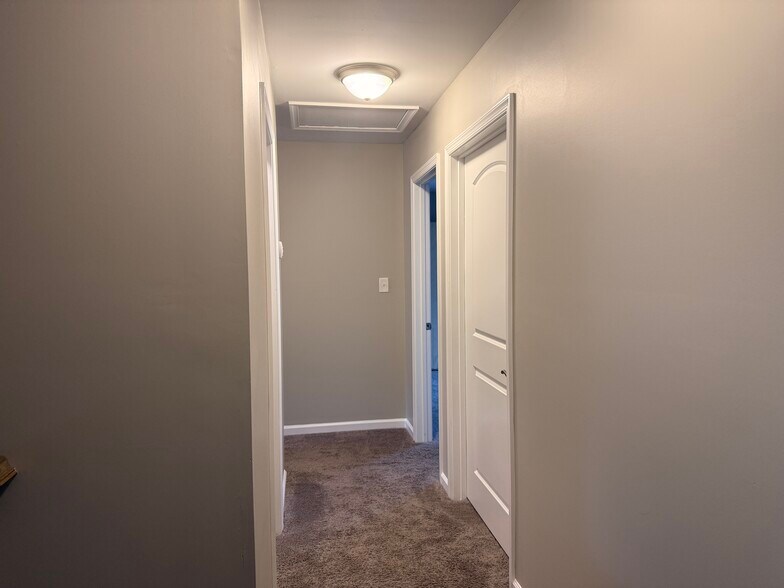 Building Photo - 270 Mabdarin Dr