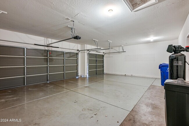 Building Photo - 12818 W Mulberry Dr