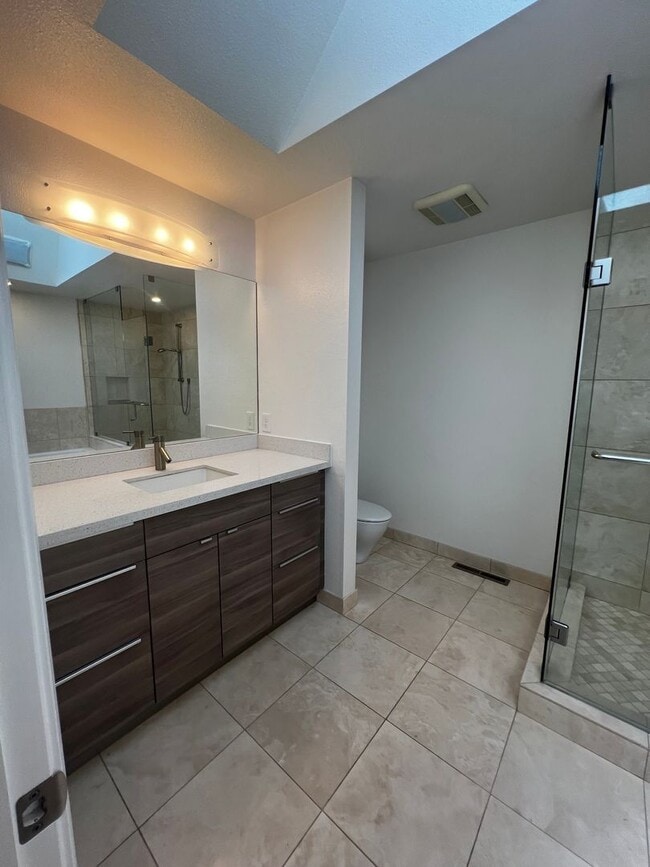 Building Photo - Updated 3 bedroom 2 bathroom Single Family...