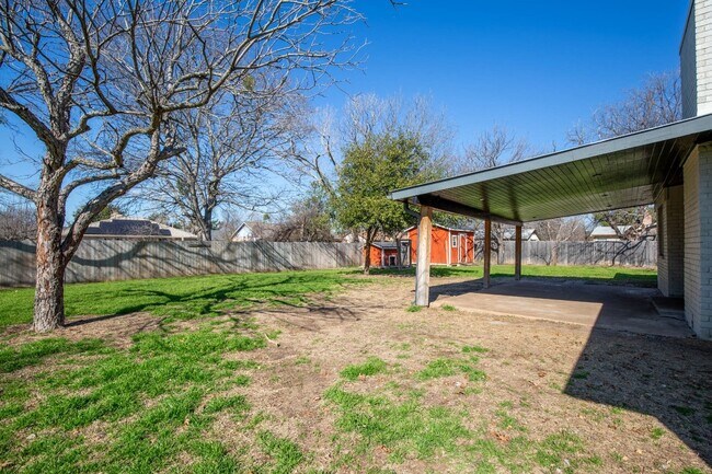Building Photo - 1512 W Mesa Park Dr