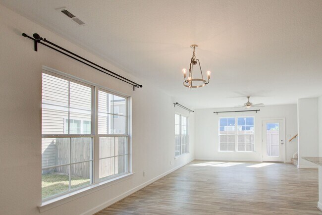 Building Photo - Like New End Unit Condo, 3 Bed 2.5 Bath