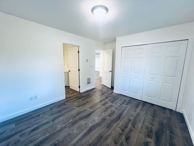 Building Photo - Almost new 3 bedroom, 3 bath Townhome