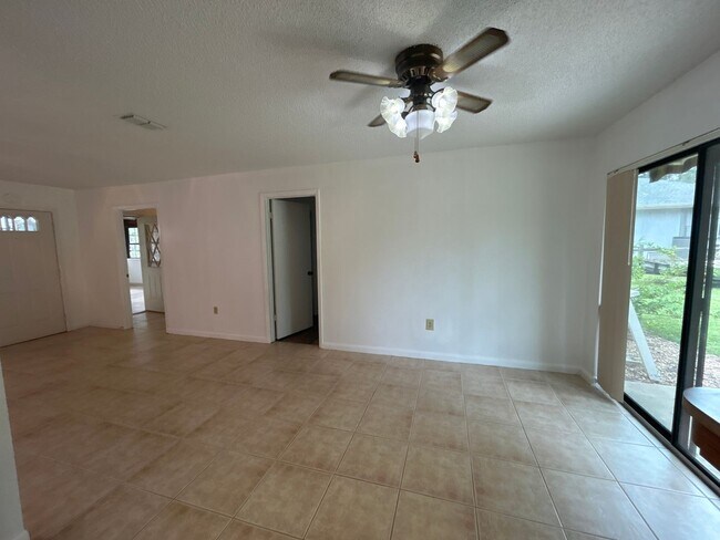 Building Photo - Beautiful 3 Bedroom Home Just Steps from L...