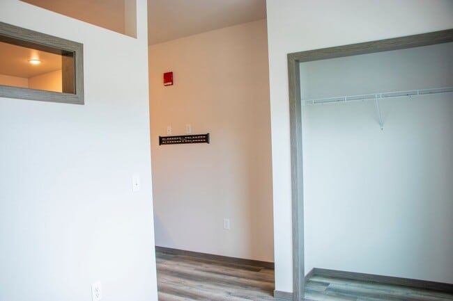 Building Photo - Cozy & Convenient: Top Floor Studio Apartment