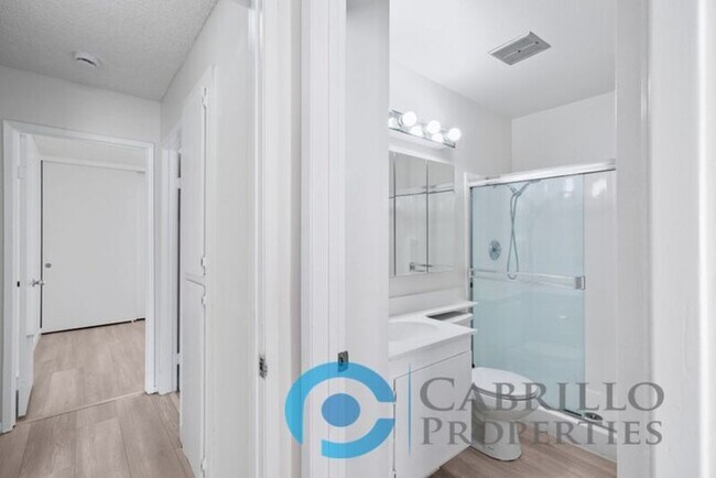 Building Photo - 5067 La Cuenta Dr