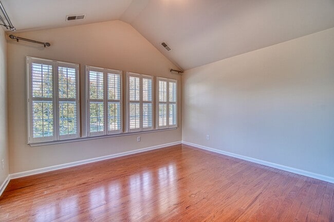 Building Photo - Incredible Home In Gated Community/Simpsonville