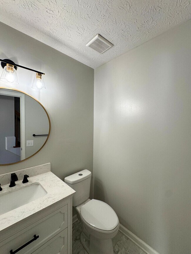 Building Photo - Charming 4 Bed, 2.5 Bath Home in King's Grant