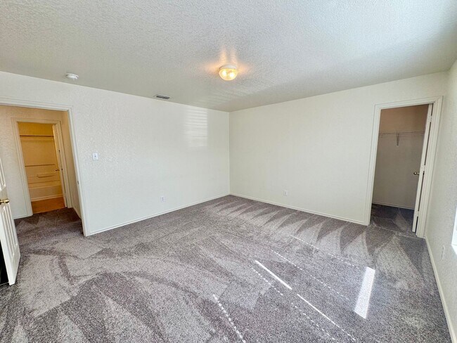 Building Photo - *COMING SOON* MOVE IN SPECIAL Beautifully Designed Two-Story Home with Loft and Garden Tub!