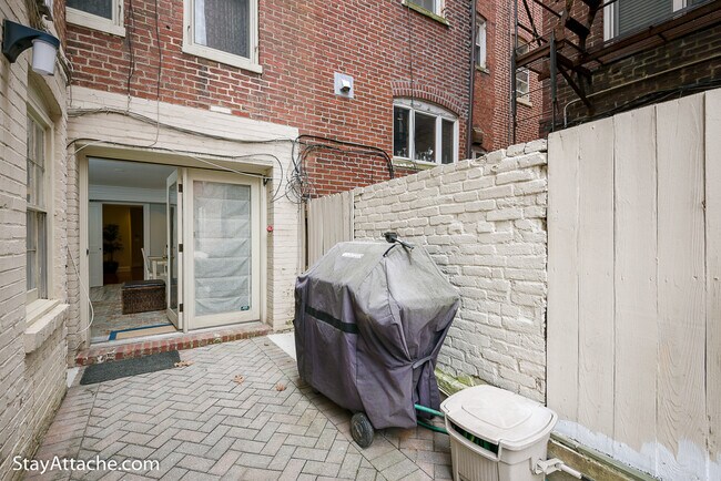 Building Photo - 2027 O Street NW Unit 1